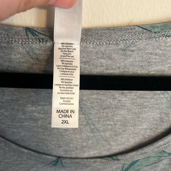 2XL Paper Airplane LuLaRoe Classic Tee - Picture 2 of 2